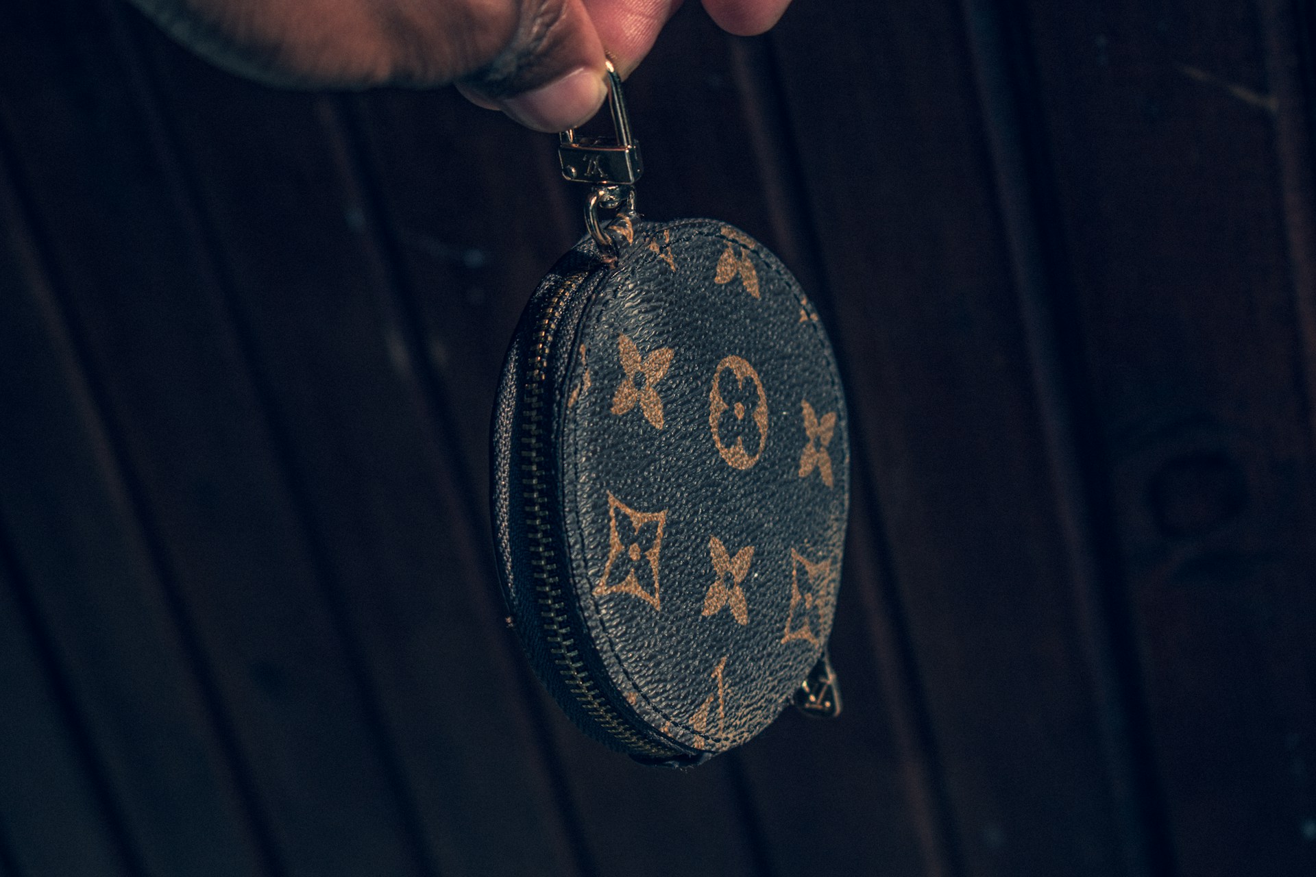 Offrez un porte-monnaie rond en cuir à votre famille pour cette fin d'année
